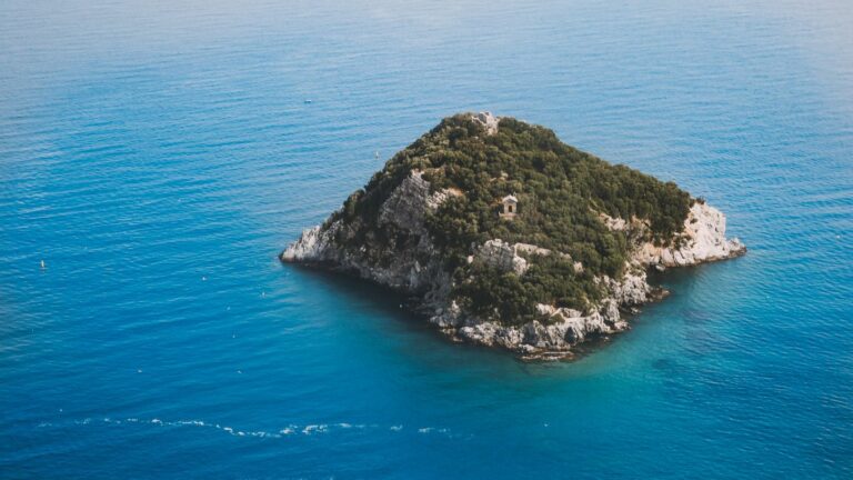 Entdecken Sie Meer und Natur in Ligurien in der Nähe von Cascina Trevo: die Baia dei Saraceni, die Insel Bergeggi sowie die Höhlen von Toirano und Borgio Verezzi.
